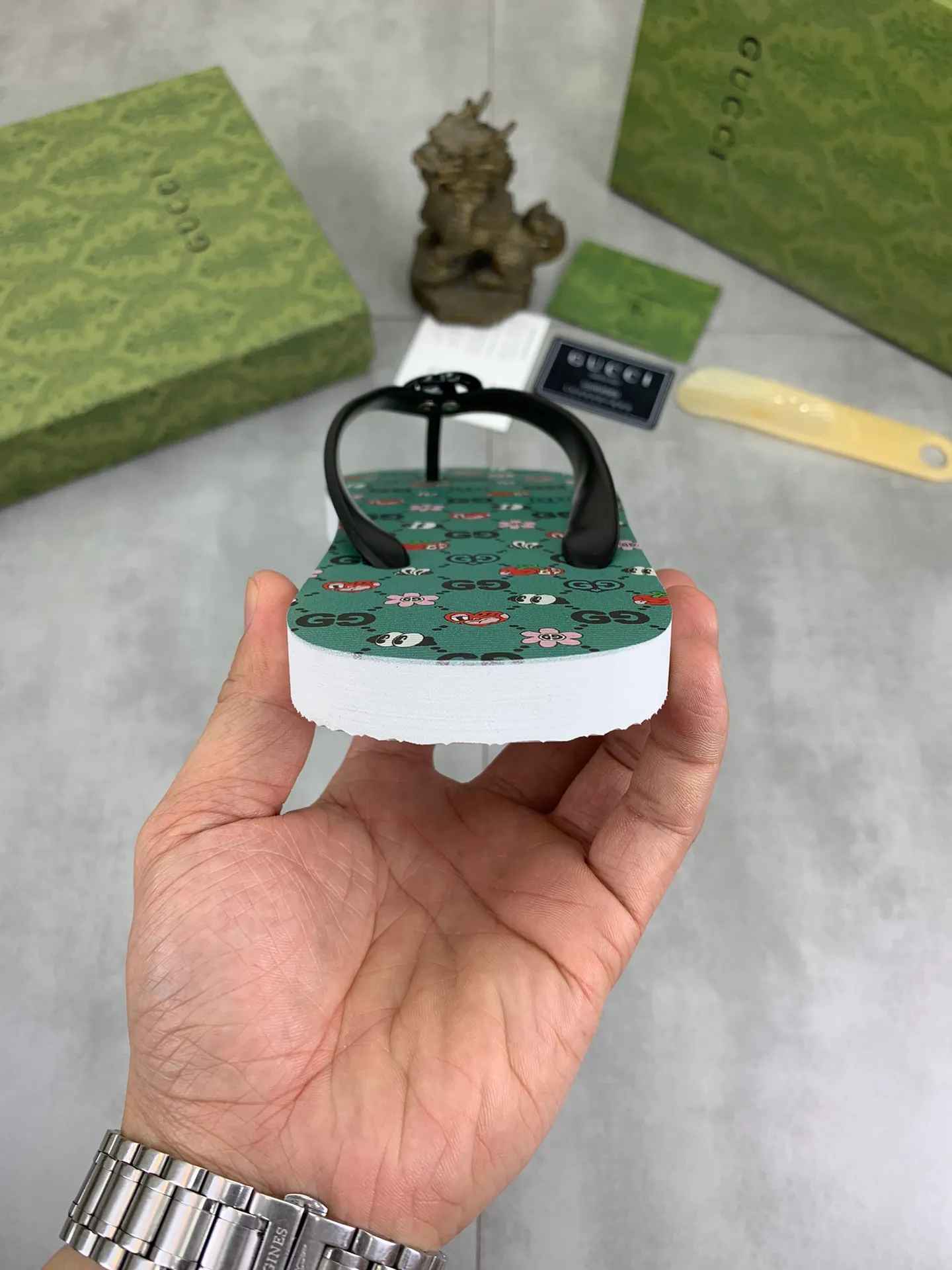 Men's men's shoes 💰P220💰【New style】🆘【GUCCI】Official website's popular Gucci adult couple 🧑‍🤝‍🧑 style, children's flip-flops are on sale at the counter simultaneously! Original fabric imported from Italy. Original bottom provided by the original factory. Size: Adult 36-45. Children’s size: 30-37. Multiple colors available.